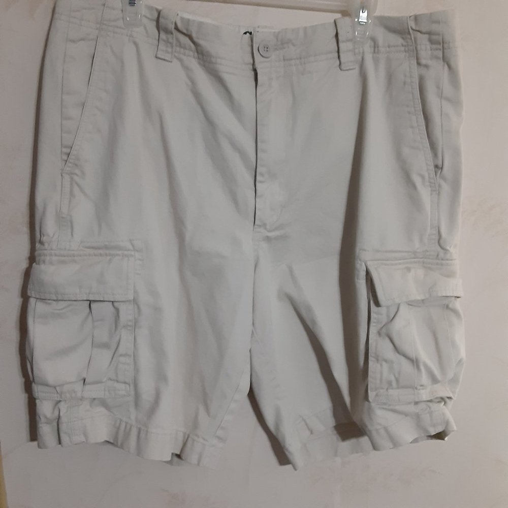 Roundtree & Yorke Men's Cargo 100% Cotton Shorts in Size 38